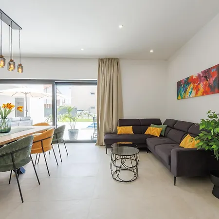 Basini 5km From The Centre Of Split,heated Pool *