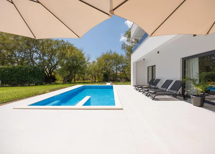 Basini 5km From The Centre Of Split,heated Pool Villa Solin