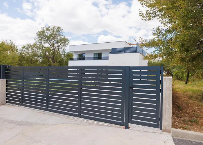 Basini 5km From The Centre Of Split,heated Pool *