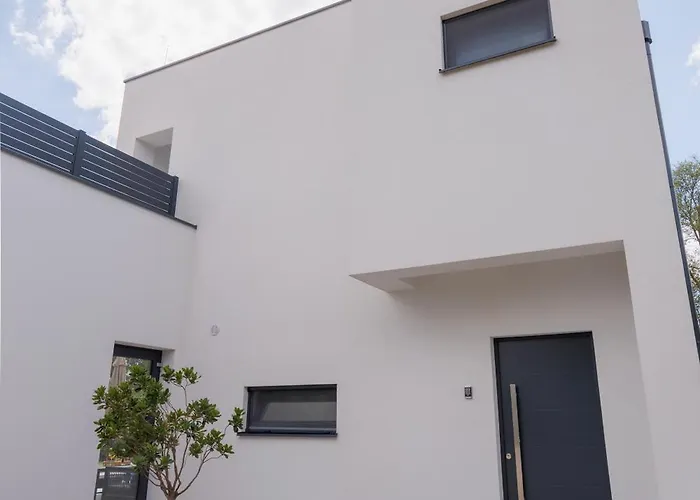 Basini 5km From The Centre Of Split,heated Pool Villa Solin