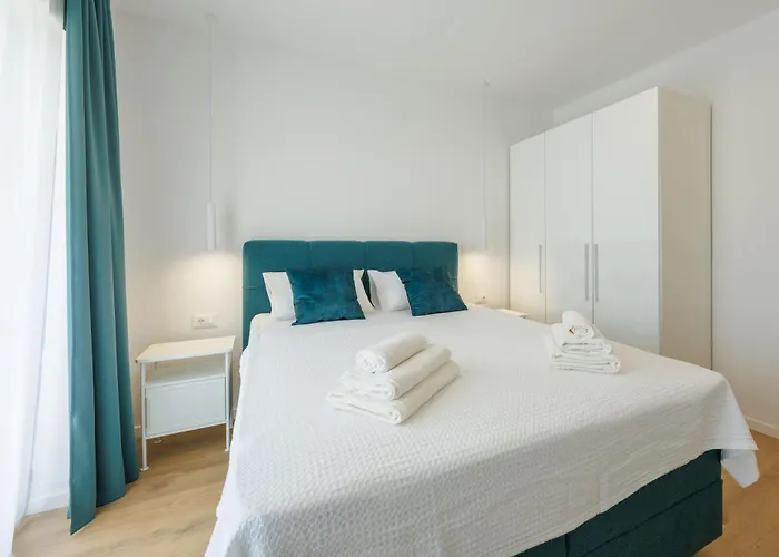Villa Basini 5km From The Centre Of Split,heated Pool