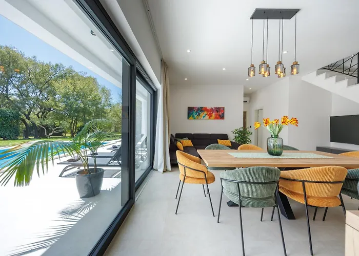 Villa Basini 5km From The Centre Of Split,heated Pool