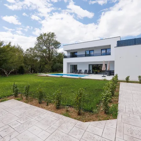 Basini 5km From The Centre Of Split,heated Pool Villa Solin