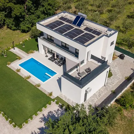 Villa Basini 5km From The Centre Of Split,heated Pool