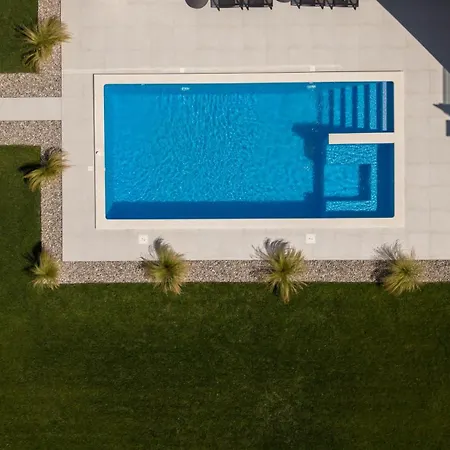 Villa Basini 5km From The Centre Of Split,heated Pool